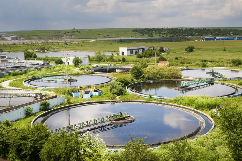 Produits chimiques pour le traitement des eaux usées industrielles et des eaux d'égout